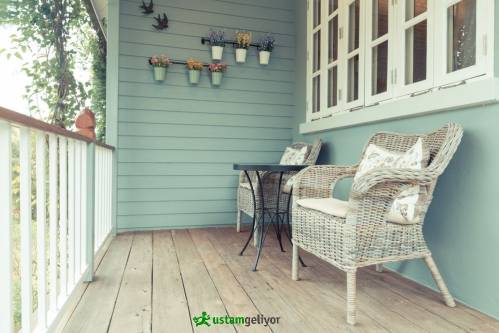küçük balkon dekorasyonu.jpg
